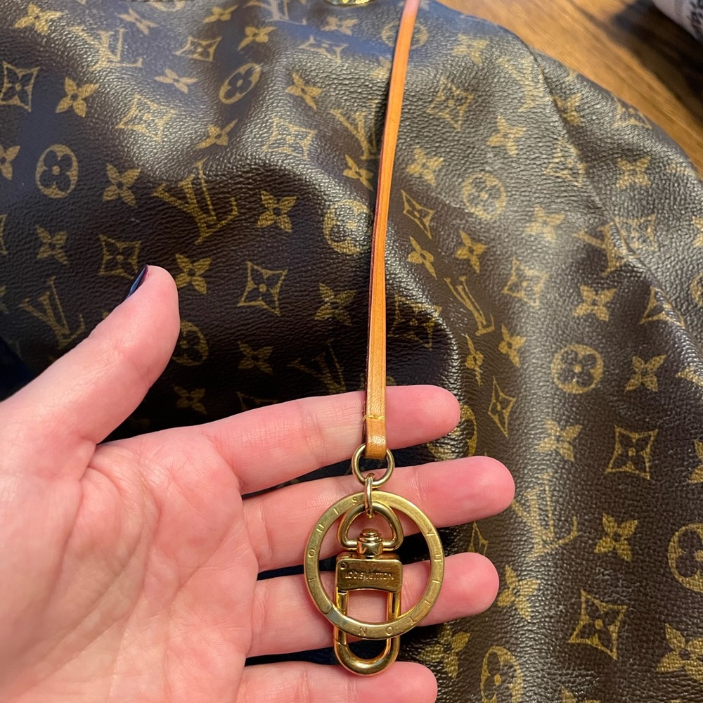 Authentic Louis Vuitton Artsy GM Tote **retired bag** - Picture 3 of 11